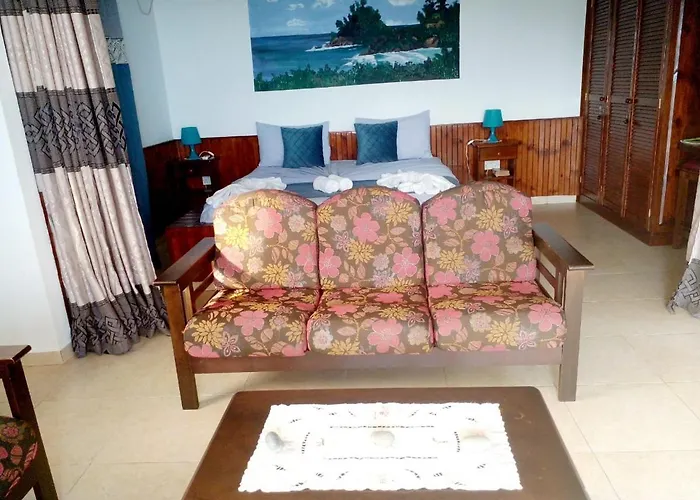 Les Elles Self Catering Pensionat 4*