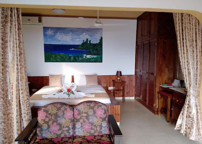 Les Elles Self Catering Pensionat 4*